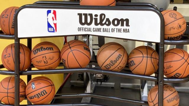 开云app-NBA换球感觉如何?邓罗:新球更黏 我还没完全适应